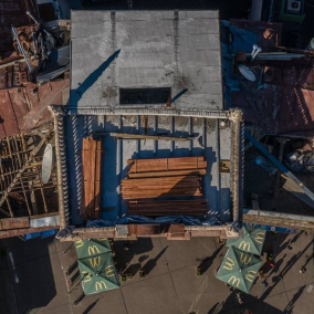 Владелец незаконной надстройки на Майдане пообещал демонтировать ее и восстановить крышу