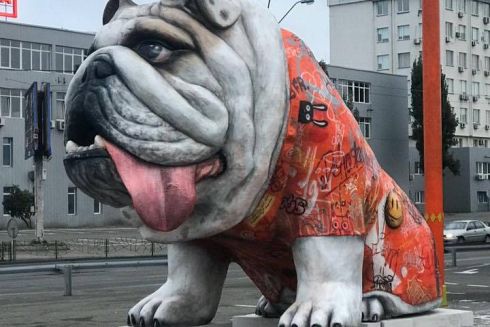 На «Почайній» відкрили скульптуру бульдога