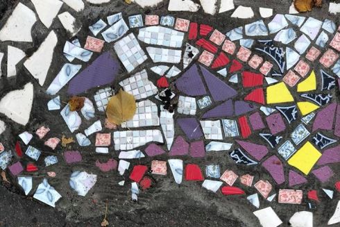 У Києві активісти збирають плитку для тротуару на Тургенєвській