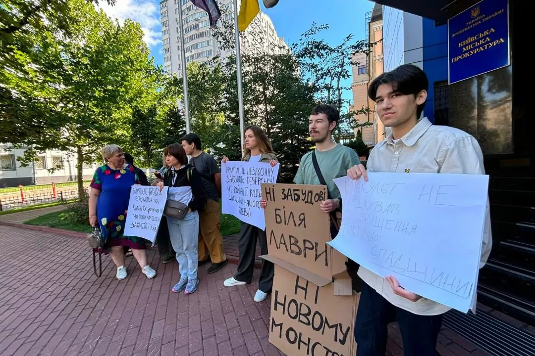Кияни вийшли на протест проти знесення історичної будівлі на Печерську заради 80-метрового ЖК