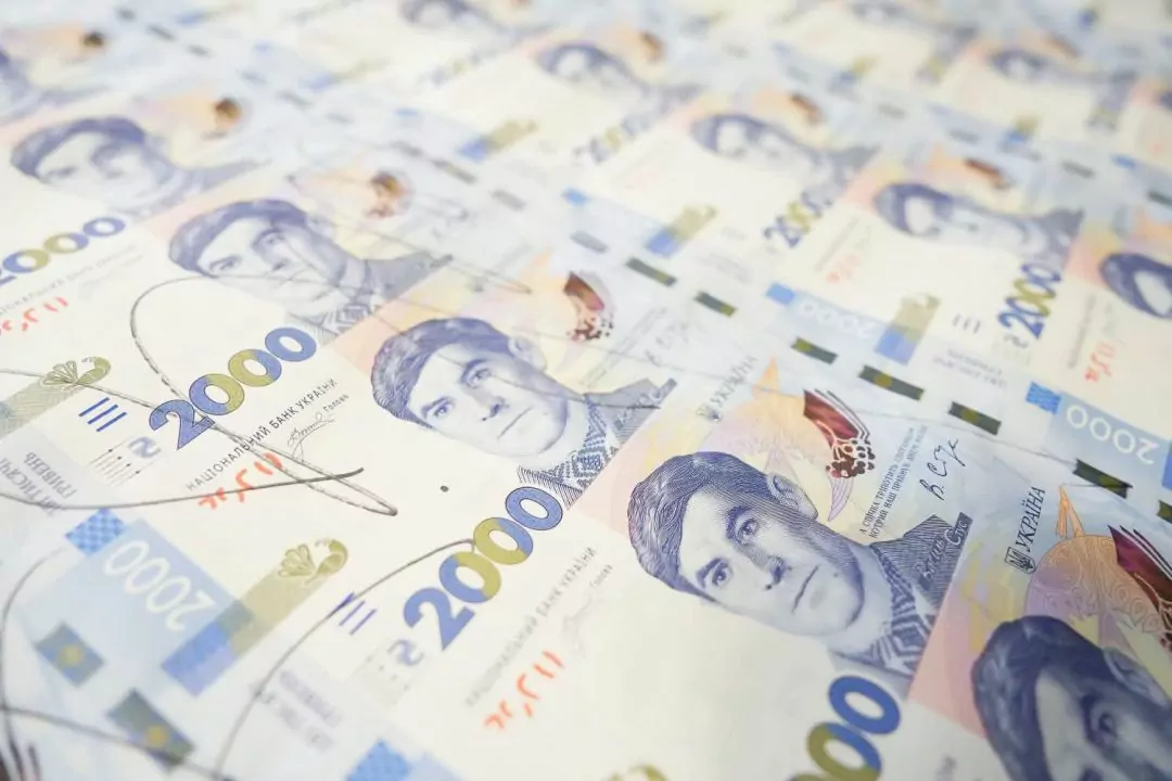 НБУ звинувачують у використанні піратського російського шрифту на банкноті у 2 тисячі гривень