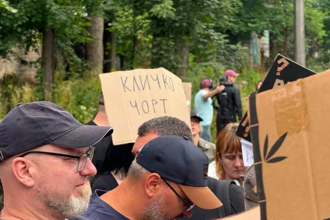 На Теремках у Києві тимчасово зупинили вирубку дерев для теплотраси після протесту