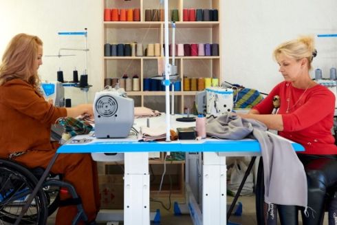 На Київщині запрацювала майстерня, де шиють адаптивний одяг для людей з інвалідністю