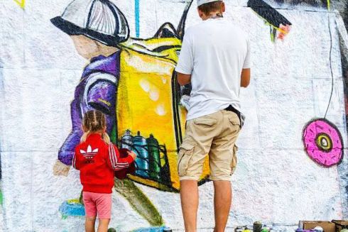 На Набережной появился мурал, посвященный киевским доставщикам