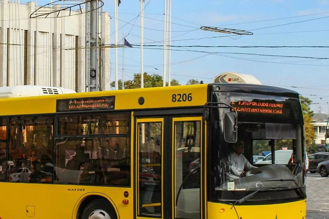 В усіх автобусах Києва вже можна розрахуватися банківською карткою