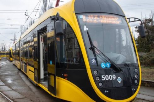 З Лісової до Позняків почали курсувати нові трамваї українського виробництва: фото