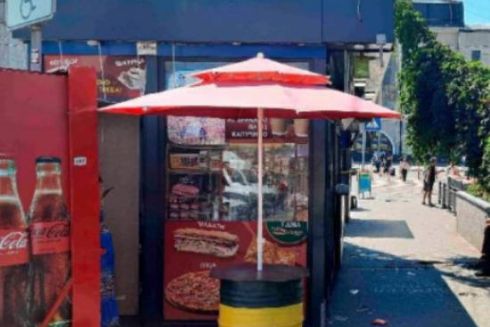 Кияни вимагають демонтувати МАФи на Вокзальній площі