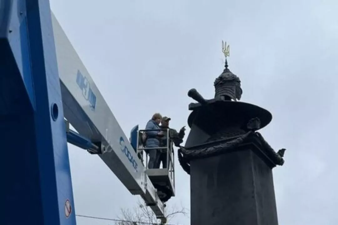 У Полтаві почали демонтовувати пам'ятник на місці відпочинку Петра І
