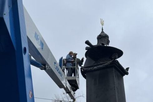 У Полтаві почали демонтовувати пам'ятник на місці відпочинку Петра І