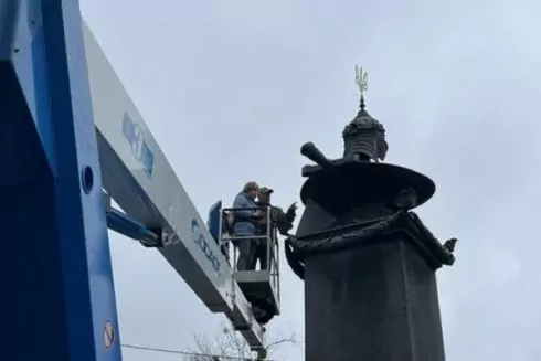 У Полтаві почали демонтовувати пам'ятник на місці відпочинку Петра І