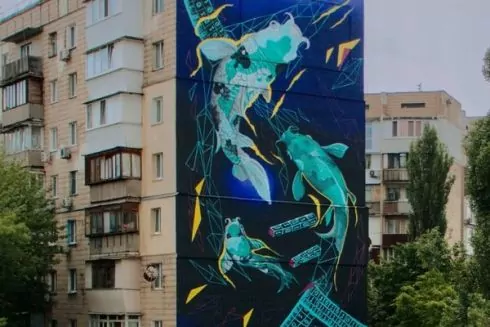 На Демеевке появился 20-метровый мурал с японскими рыбами и киберпространственным океаном
