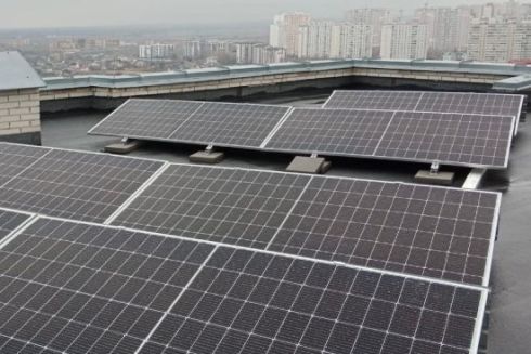 На крыше многоэтажки в Деснянском районе установили солнечную электростанцию