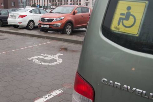 У Києві боротимуться з порушниками, які паркуються на місцях для людей з інвалідністю: як саме