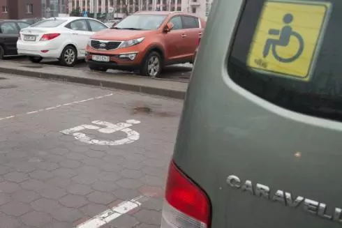 У Києві боротимуться з порушниками, які паркуються на місцях для людей з інвалідністю: як саме