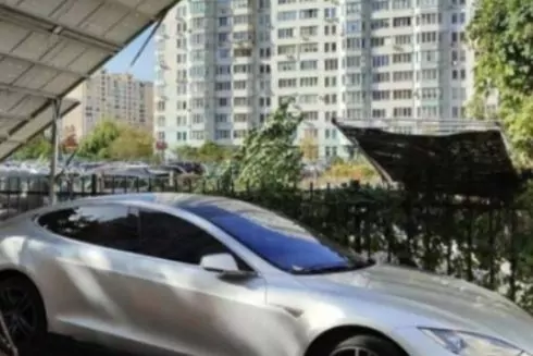У Києві чоловік облаштував зарядну станцію для Tesla, яка працює на альтернативній енергії