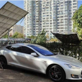 У Києві чоловік облаштував зарядну станцію для Tesla, яка працює на альтернативній енергії