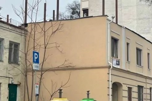 На крыше исторического здания на Франко возобновили строительство