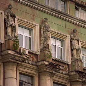 В Киеве с фасадов домов пропали старинные статуи