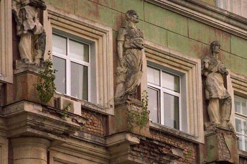 У Києві з фасадів будинків зникли старовинні статуї
