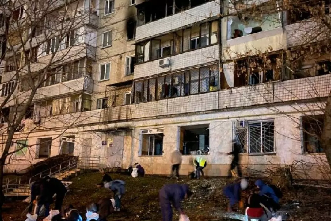 Волонтери допомогли комунальникам прибрати територію біля пошкодженого будинку на Солом&rsquo;янці