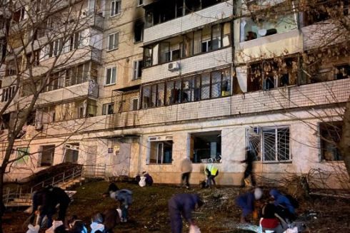 Волонтери допомогли комунальникам прибрати територію біля пошкодженого будинку на Солом’янці