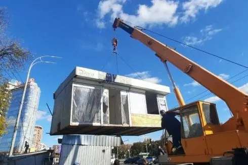 Біля станцій метро у Києві почали демонтувати МАФи для безперешкодного доступу до укриттів