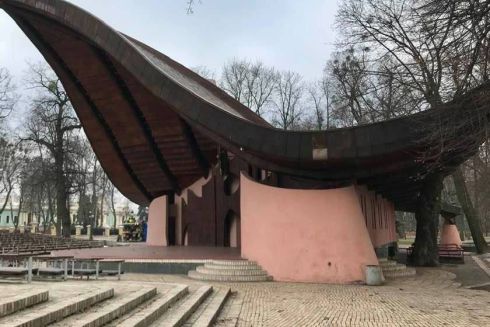 «Ракушку» в Мариинском парке покрасили в розовый цвет