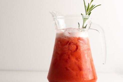 Как сделать клубничный лимонад с розмарином.