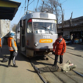 В Одессе мужчина лег на рельсы перед трамваем. Его не пустили без маски