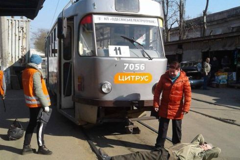 В Одессе мужчина лег на рельсы перед трамваем. Его не пустили без маски