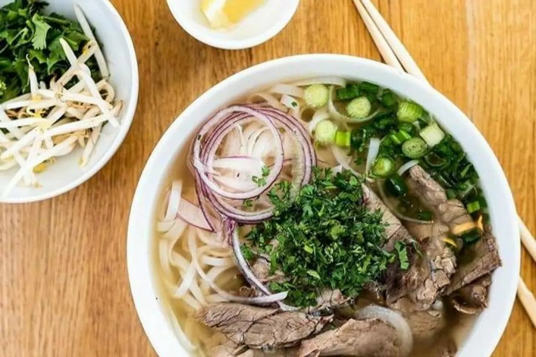 На Богдана Хмельницкого открылось заведение вьетнамской кухни Pho People