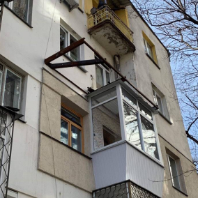 К памятнику архитектуры на Сечевых Стрельцов незаконно пристраивают балконы