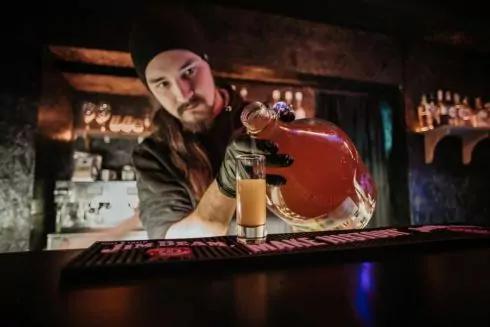 На Подолі відкрили бар Black Out із крафтовими настоянками