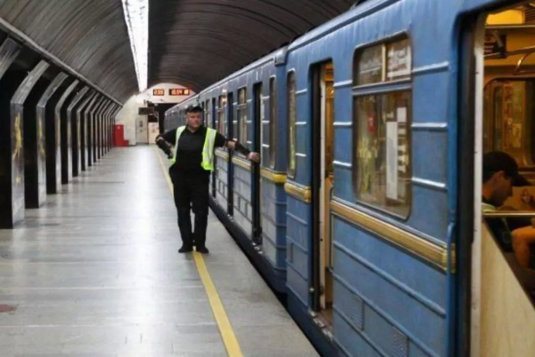 Три станції метро облаштують для маломобільних людей