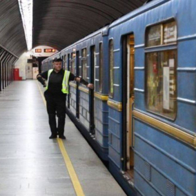 Три станції метро облаштують для маломобільних людей