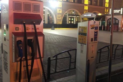 На Центральному вокзалі з'явилася перша зарядка для електромобілів