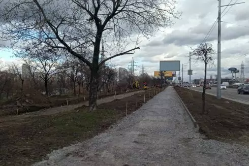 На проспекте Степана Бандеры начали обустраивать велодорожки