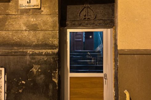 У Львові мешканці будинку замінили історичні двері на пластикові