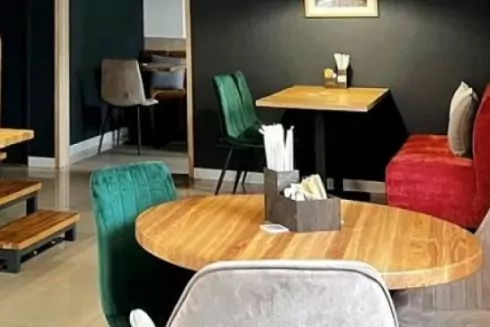 На Соломенке открыли ресторан Yard с кофе, десертами и вином