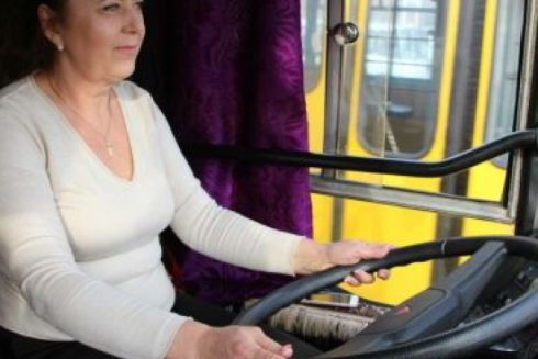 В Україні безкоштовно навчатимуть жінок водити міські автобуси