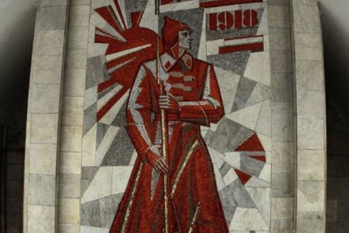 Мозаїку з червоноармійцем на станції метро “Палац Україна” демонтують цьогоріч