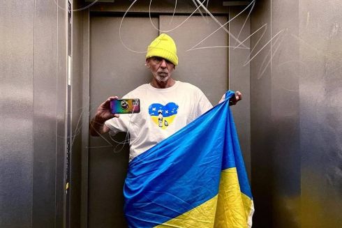 Фото: Берлинский стилист каждый день снимает сине-желтые лифтолуки в поддержку Украины