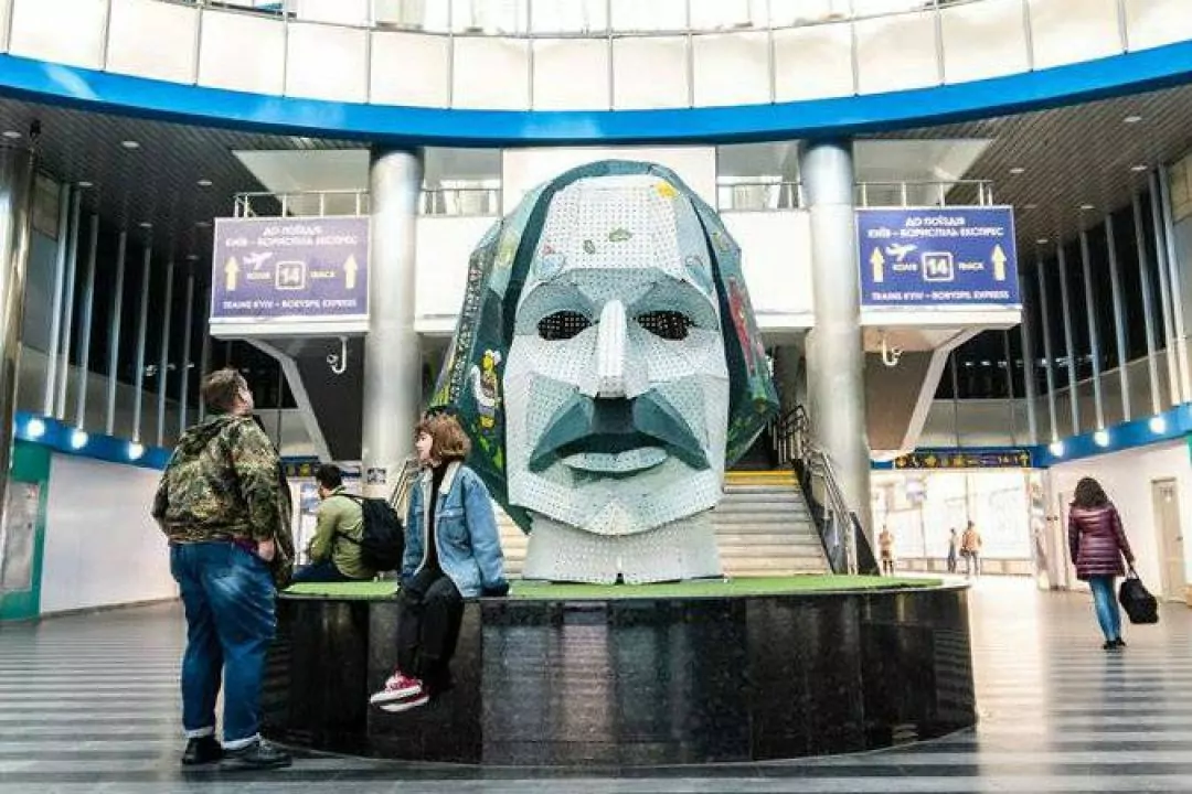 На Южном вокзале в Киеве установили гигантскую голову Гоголя