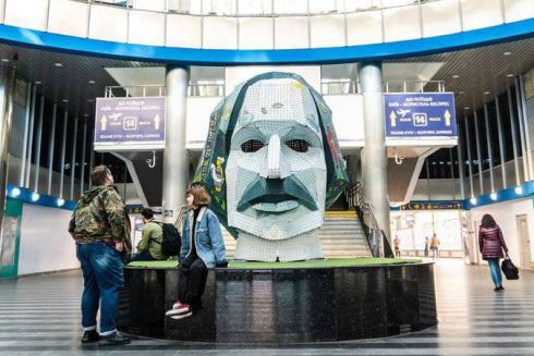 На Южном вокзале в Киеве установили гигантскую голову Гоголя