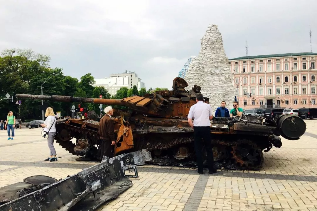 Фото дня: Виставка спаленої російської техніки на Михайлівській площі у Києві
