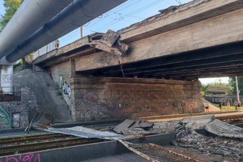 У Києві обвалився тротуар Повітрофлотського мосту: що відомо