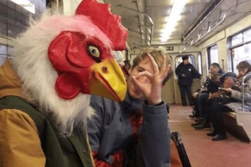 Фото дня: в Instagram собирают самые стильные луки киевлян в метро