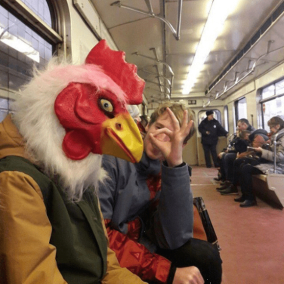 Фото дня: в Instagram собирают самые стильные луки киевлян в метро