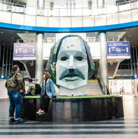 На Южном вокзале в Киеве установили гигантскую голову Гоголя