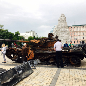 Фото дня: выставка сожженной российской техники на Михайловской площади в Киеве